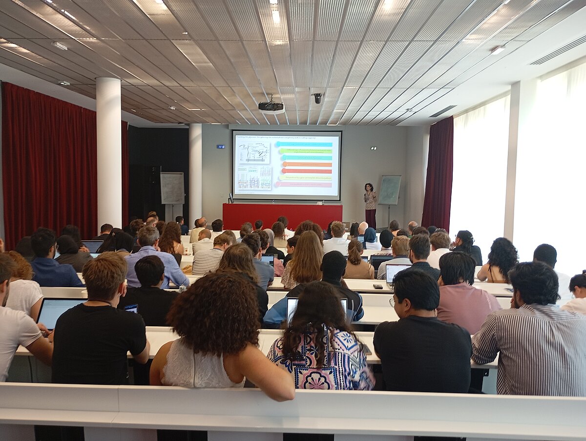 Photo de la salle de conférence pendant une présentation 