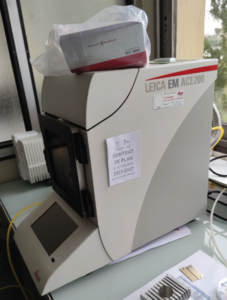 Photographie de l'équipement Métalliseur sur une paillasse de laboratoire.