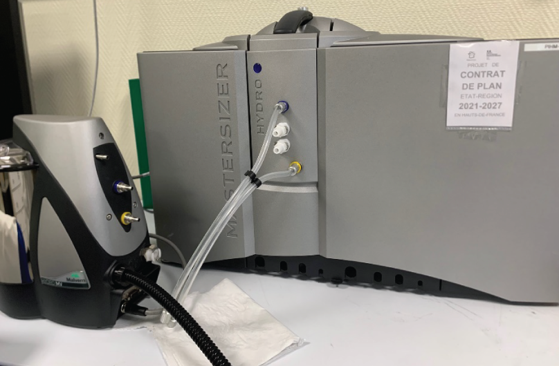 Photographie d'un granulomètre sur une paillasse de laboratoire. Image clicable donnant accès au descriptif du granulomètre.