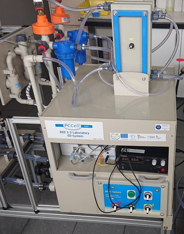 Photographie d’un pilote d'électrodialyse PCCell de type BED 2 installé dans un laboratoire. Image clicable donnant accès au descriptif du pilote d'électrodialyse.