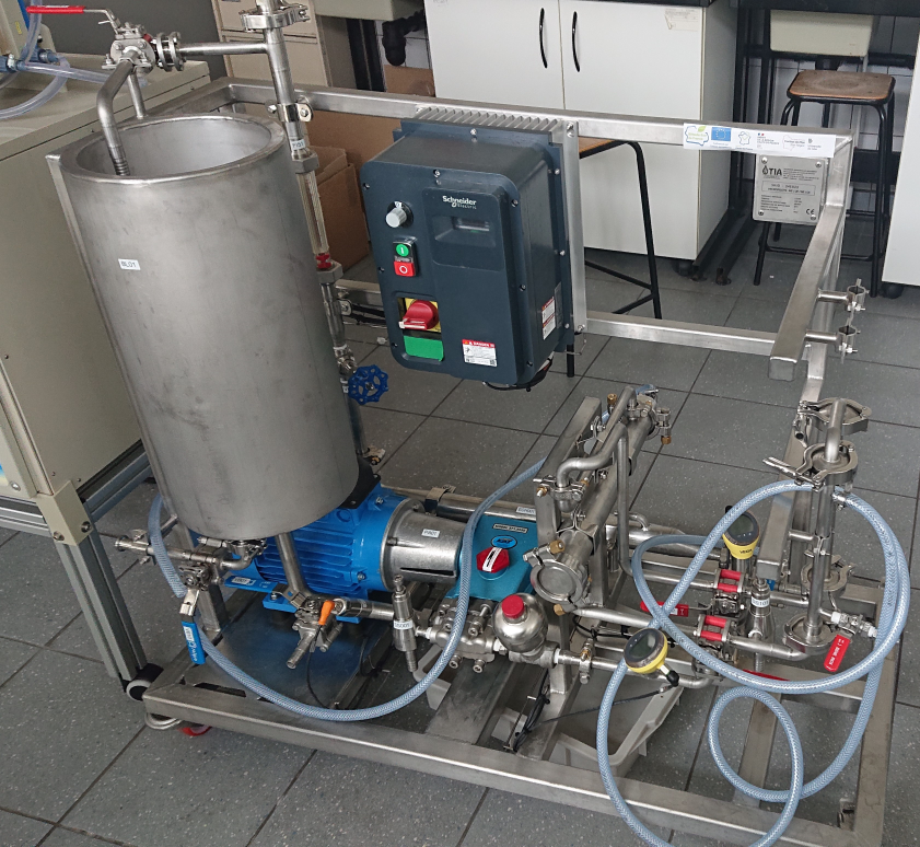 Photographie d’une unité de filtration posée au sol dans un laboratoire. Image clicable donnant accès au descriptif de l'unité de filtration.