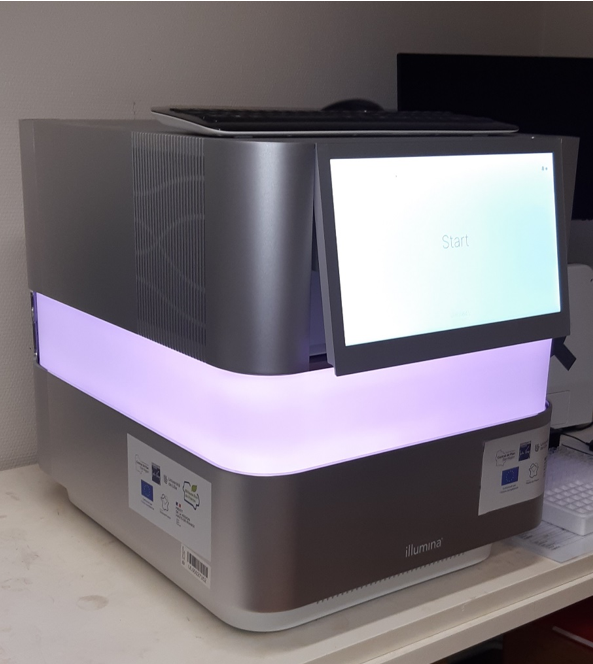 Photographie d'un système de séquençage RNAseq dans un laboratoire, avec les logos FEDER, Union Européenne Préfet de la région haut de France, Université de Lille