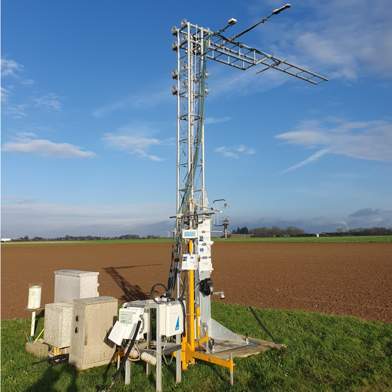 Photographie d'une tour de mesure des flux de gaz à effet de serre in situ installée en plein champs, INRAé d’Estrées-Mons